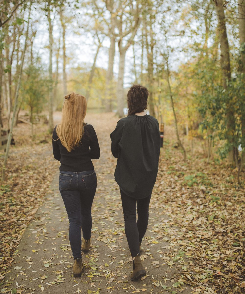 Clementine Mol en Maaike Oosterveer wandelend over een bospad
